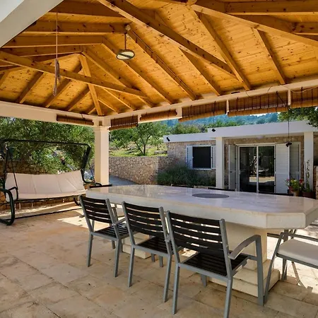 Holiday House Popic